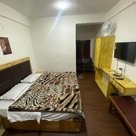 The Prasher Lodge Mall Road Manali Exterior foto