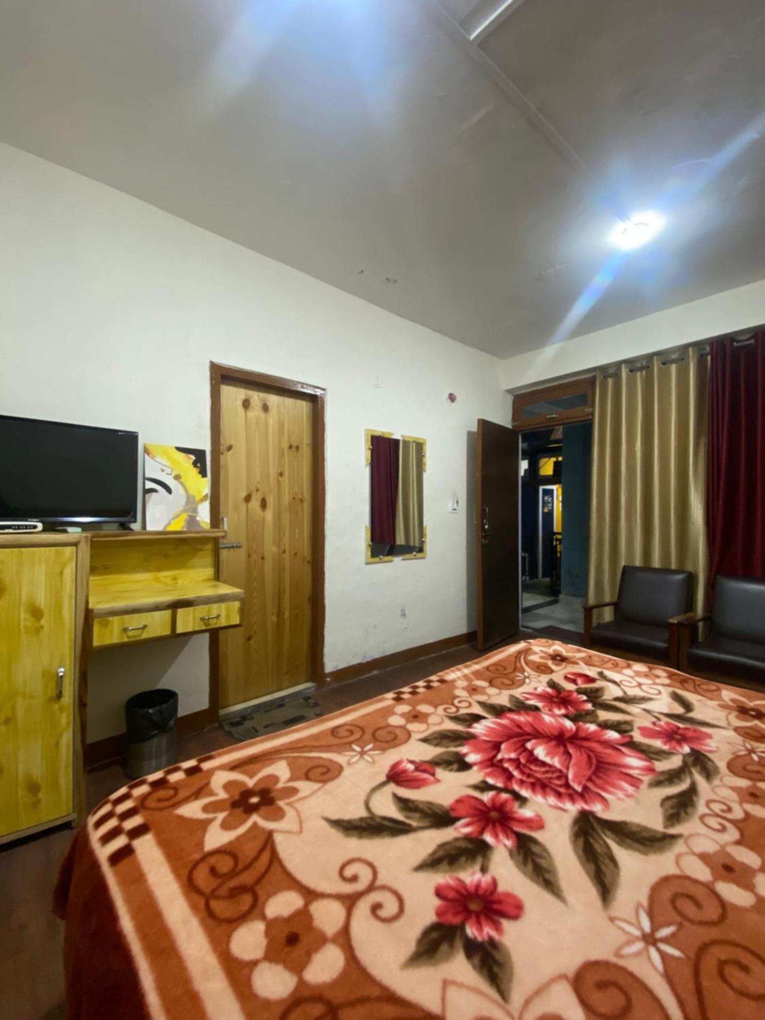 The Prasher Lodge Mall Road Manali Exterior foto