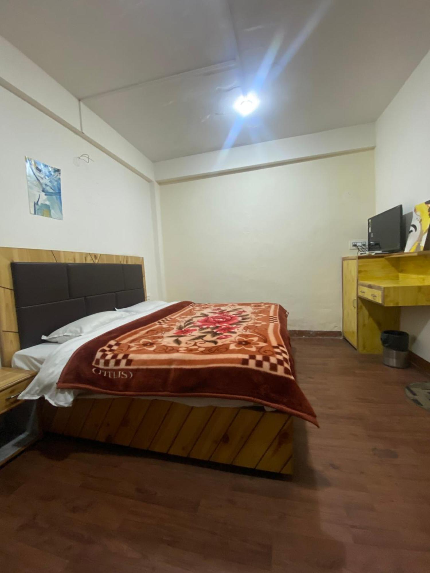 The Prasher Lodge Mall Road Manali Exterior foto